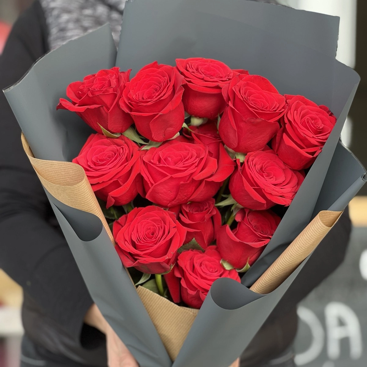 Ljubav - 11 ruža u elegantnom pakovanju